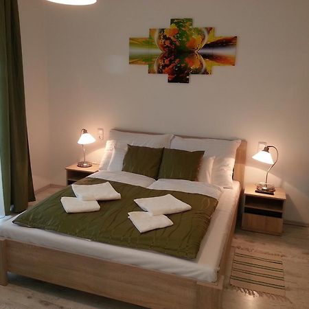 Downtown Apartment Мисколк Екстериор снимка