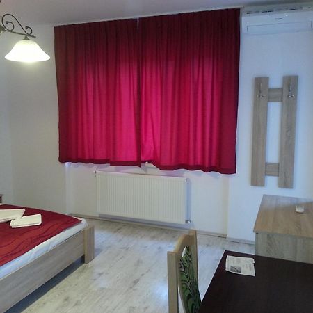 Downtown Apartment Мисколк Екстериор снимка