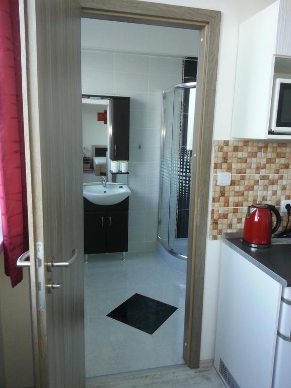 Downtown Apartment Мисколк Екстериор снимка