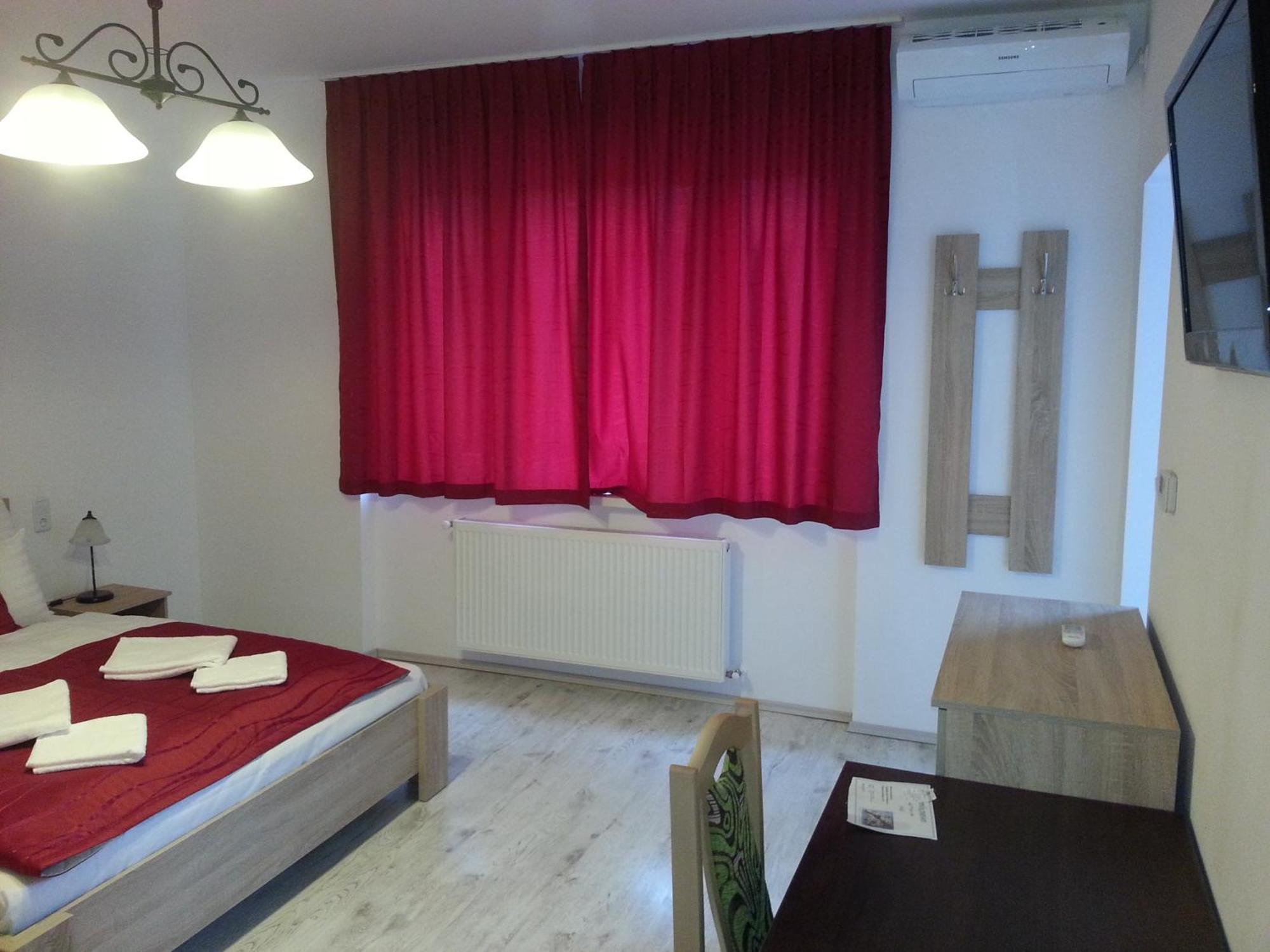 Downtown Apartment Мисколк Екстериор снимка